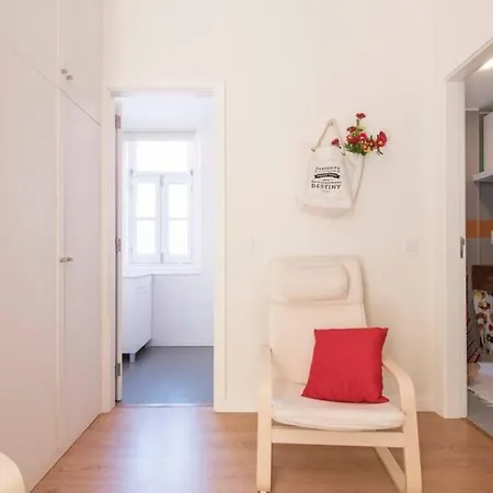 Traditional Tete's Studio On A Typical Neighborhood * Lissabon
