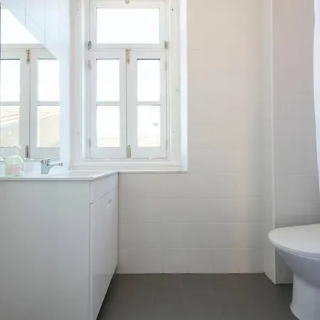 Traditional Tete's Studio On A Typical Neighborhood Apartment Lissabon